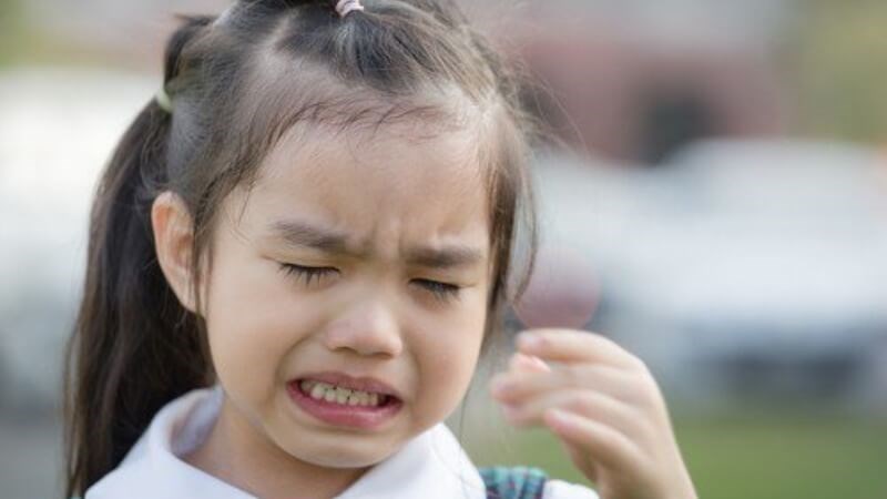 Mẹ n&ecirc;n đưa trẻ đi kh&aacute;m nếu trẻ dễ c&aacute;u gắt