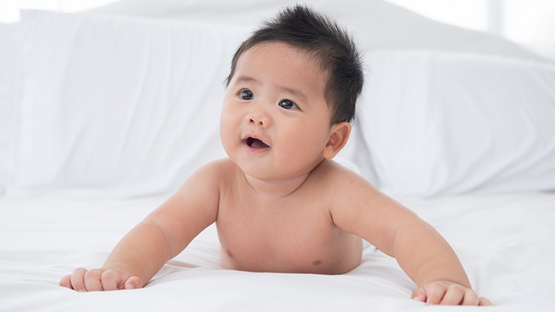 Các bậc phụ huynh có thể thực hiện một số cách để hỗ trợ phát triển vận động cho trẻ sinh non. Nguồn: Freepik.