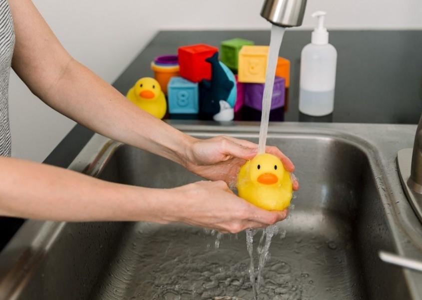 Cha mẹ hãy thường xuyên vệ sinh đồ chơi. Nguồn từ thespruce