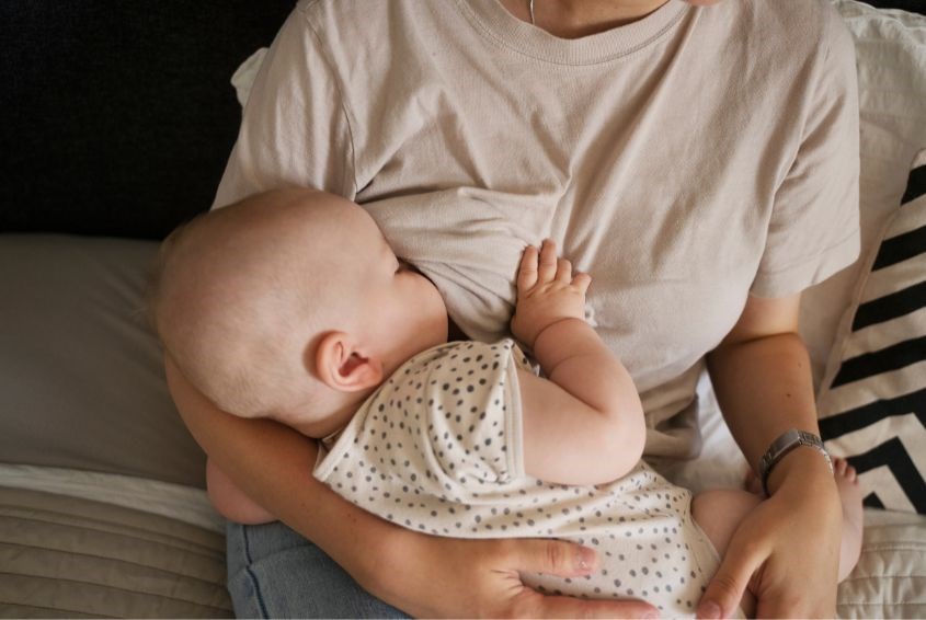 Mẹ hãy tăng số lần bú sữa mẹ hoặc sữa công thức của trẻ (Ảnh: Freepik) Mẹ hãy tăng số lần bú sữa mẹ hoặc sữa công thức của trẻ (Ảnh: Freepik)