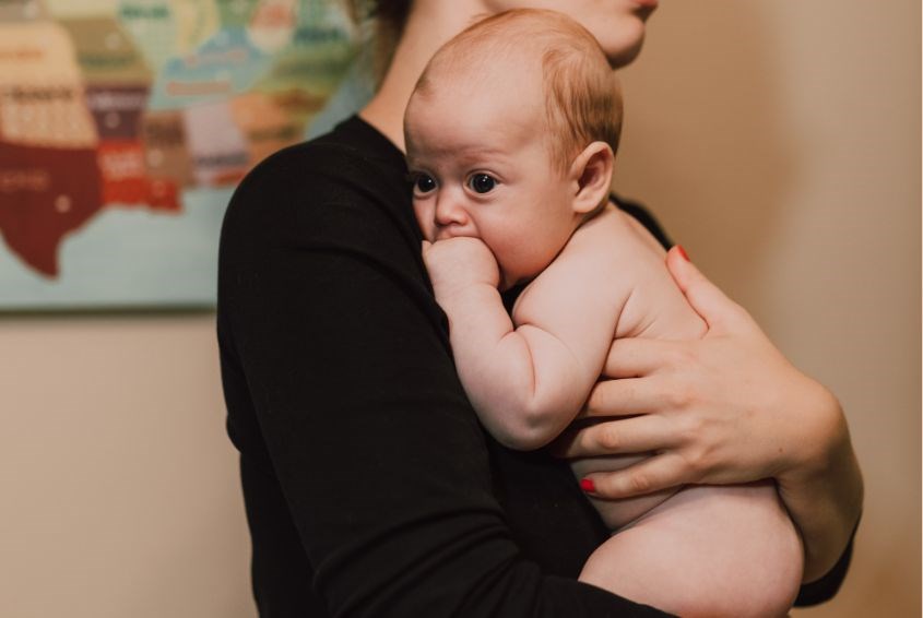 Ba mẹ chỉ nên vỗ nhẹ vào vùng phổi của trẻ (Ảnh: Wepik) Ba mẹ chỉ nên vỗ nhẹ vào vùng phổi của trẻ (Ảnh: Wepik)