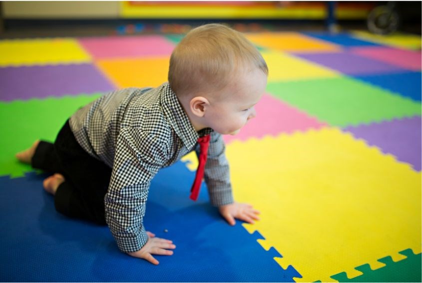 Chuẩn bị thảm trong khu vực trẻ bò để tránh gây đau đầu gối (Ảnh: Canva) Chuẩn bị thảm trong khu vực trẻ bò để tránh gây đau đầu gối (Ảnh: Canva)