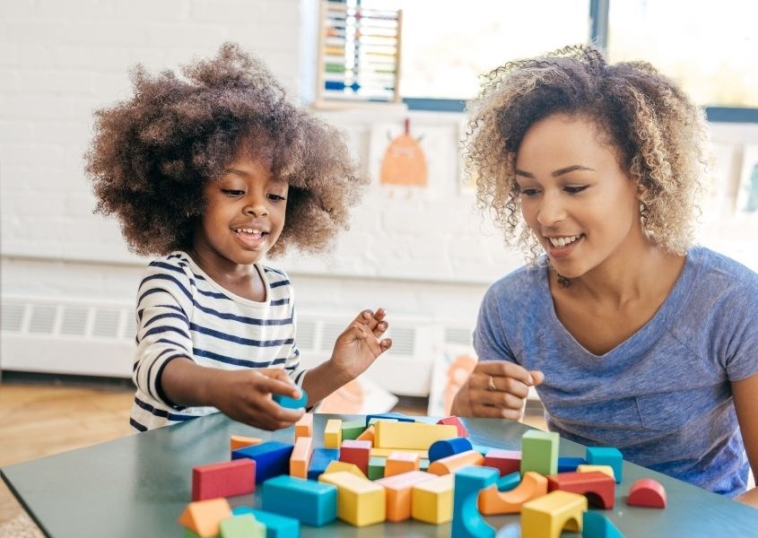 Trong độ tuổi từ 2 đến 3, trẻ có bước nhảy vọt về kỹ năng ngôn ngữ. Nguồn ảnh: canva