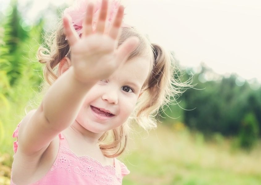 Trẻ hoàn thiện kỹ năng giao tiếp qua hoạt đồng thường ngày. Nguồn ảnh: canva