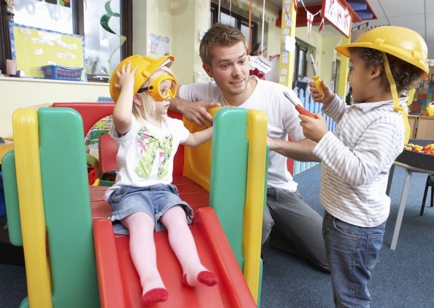 Trẻ 3 tuổi có thể diễn đạt và trò chuyện cùng bố mẹ. Nguồn ảnh: canva