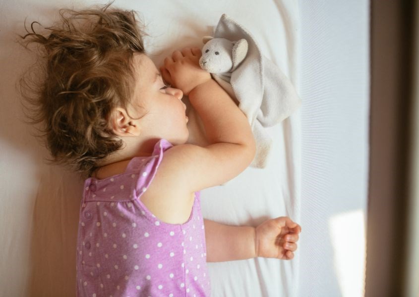 Mẹ có thể tập cho bé tự xoa dịu bản thân. Nguồn ảnh: canva