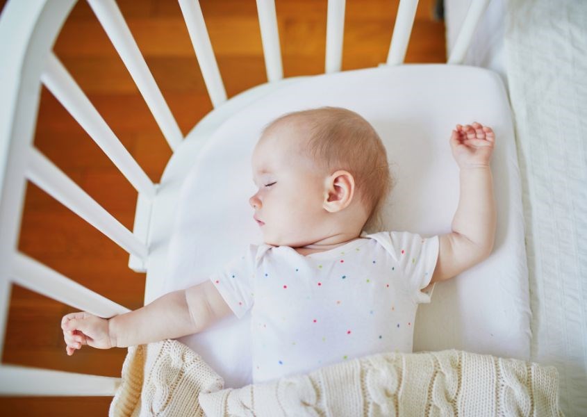 Sử dụng cũi có âm thanh giúp bé dễ ngủ. Nguồn ảnh: canva