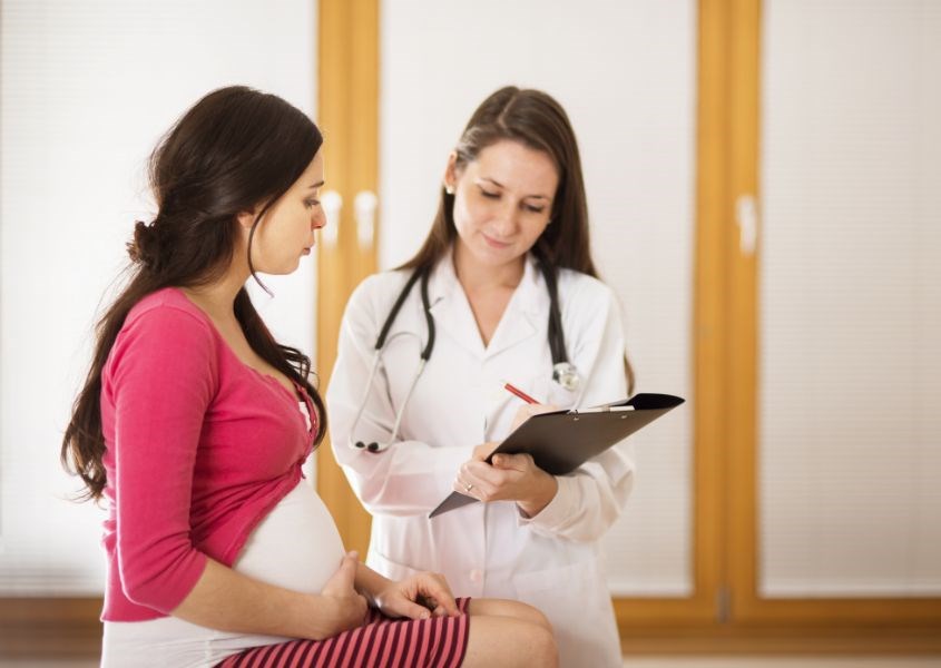 Mẹ bầu nên gặp bác sĩ nếu ho hơn 10 ngày. Ảnh: canva Mẹ bầu nên gặp bác sĩ nếu ho hơn 10 ngày. Ảnh: canva