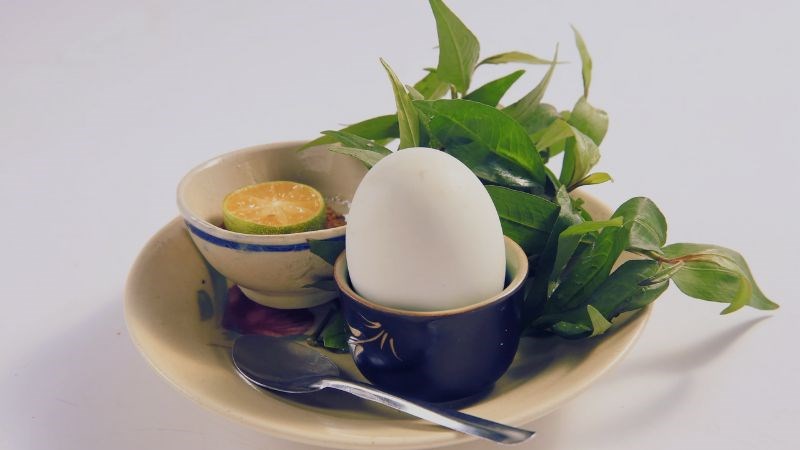 Nên ăn trứng vịt lộn cùng rau răm để tránh bị lạnh bụng