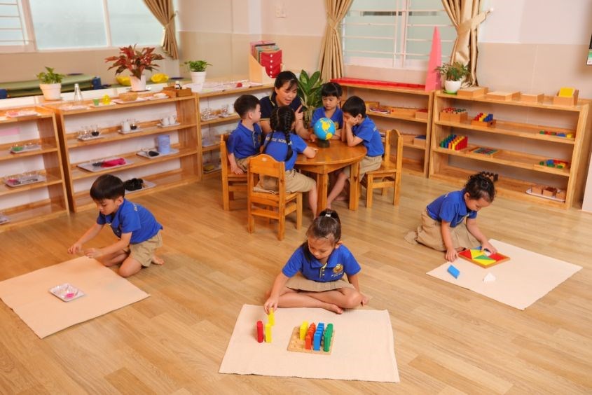 Phương pháp giáo dục là sự kết hợp giữa Montessori với nền tảng Đạo học. Nguồn: HTGD Tuệ Đức Phương pháp giáo dục trường mầm non xanh Tuệ Đức Đà Nẵng