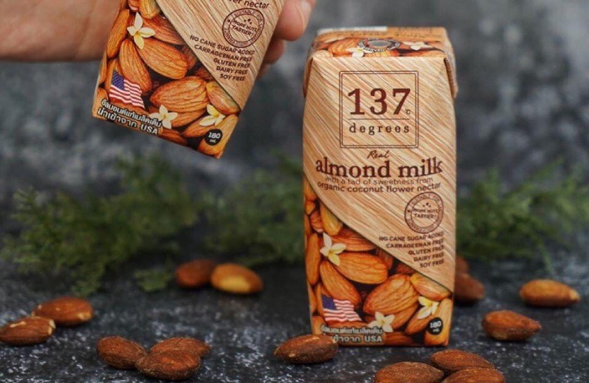 Lốc 3 hộp sữa đậu nành hạnh nhân truyền thống 137 Degrees 180 ml (từ 1 tuổi)