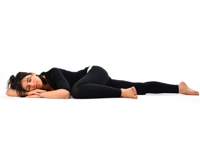 Tư thế con cá tốt cho hệ tiêu hóa của mẹ. Nguồn ảnh: canva