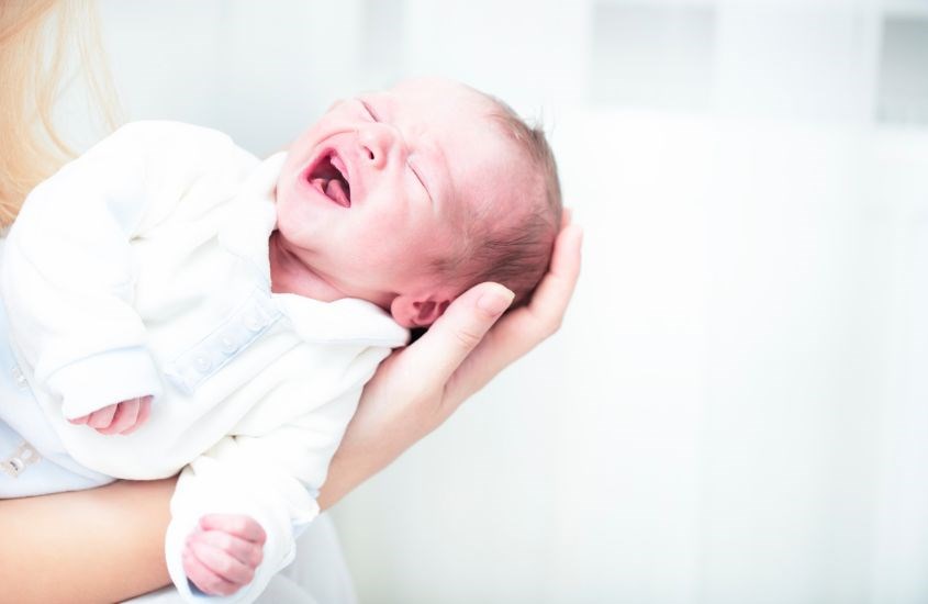 Bé uống sữa công thức quá sớm cũng gây táo bón