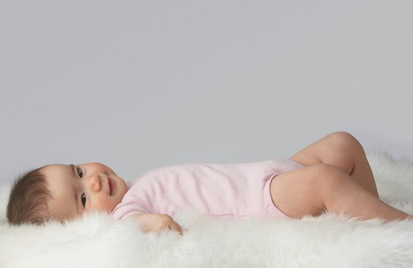 Bé ít vận động cũng gây ra chứng táo bón