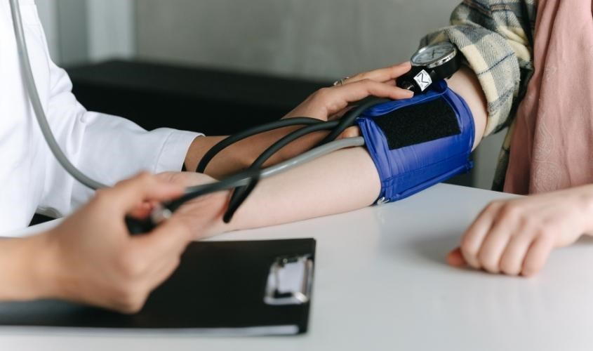 Nếu mẹ có tiền sử mắc bệnh cao huyết áp và tiểu đường không nên uống sữa nghệ