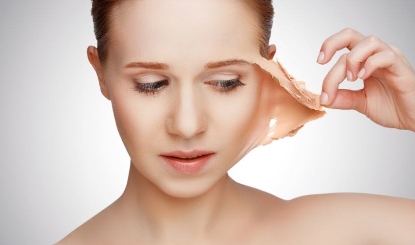 Urea trong mỹ phẩm còn giúp nhẹ nhàng loại bỏ da chết