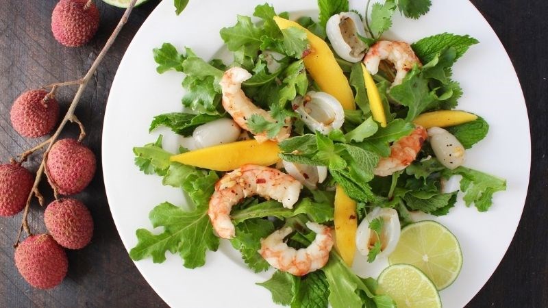 Salad vải có thể được chế biến với nhiều nguyên liệu tùy sở thích