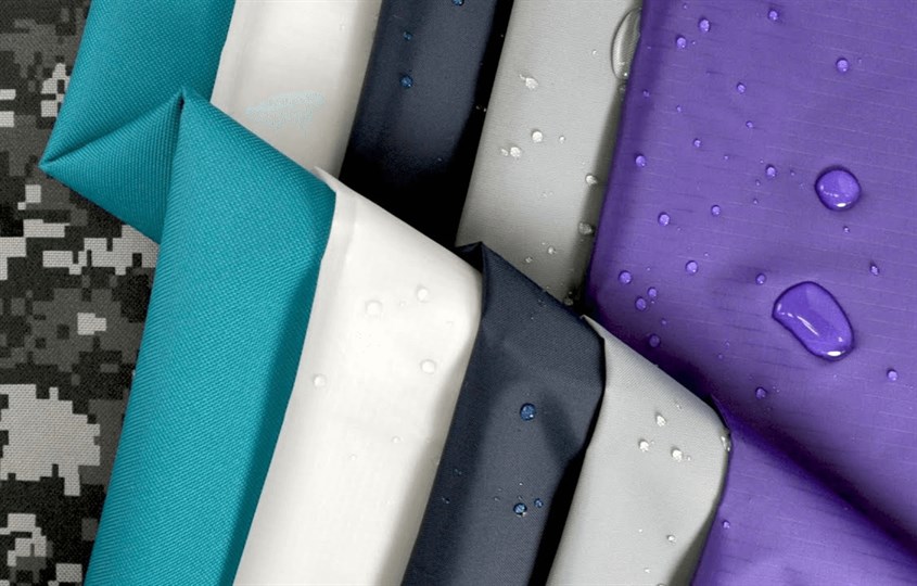 Bề mặt vải nylon có độ bóng, sáng và mềm mại