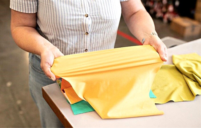 Không nên vò hay vắt mạnh tay vải spandex trong quá trình giặt