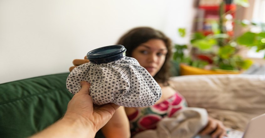 Dùng túi chườm lạnh vết khâu tầng sinh môn để giảm đau. Nguồn hình Istock