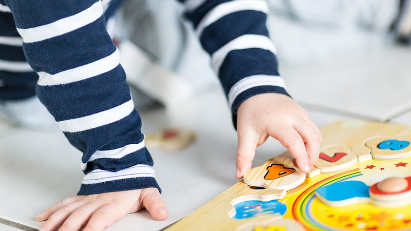 Trẻ cần một số kỹ năng cần thiết để có thể chơi ghép hình. Hình ảnh: Freepik