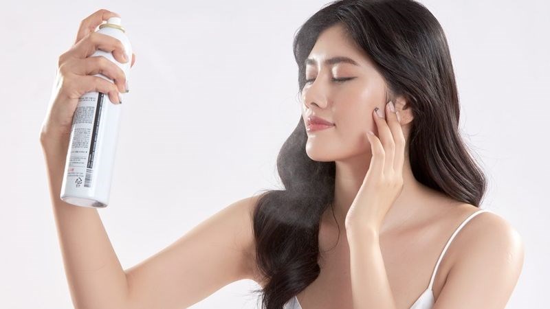 Xịt khoáng là một lựa chọn tuyệt vời giúp duy trì độ ẩm cho da
