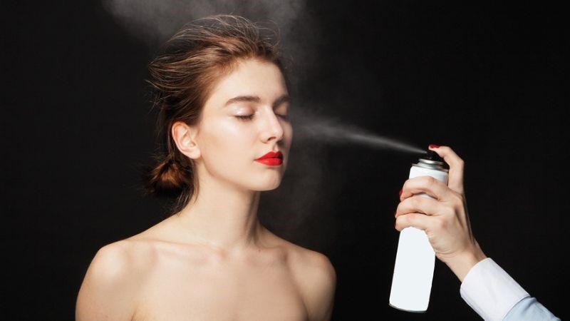 Xịt khoáng khiến lớp trang điểm lâu trôi hơn