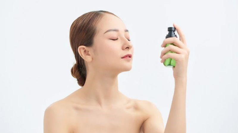 Da khô nên sử dụng xịt khoáng nhiều hơn mỗi ngày