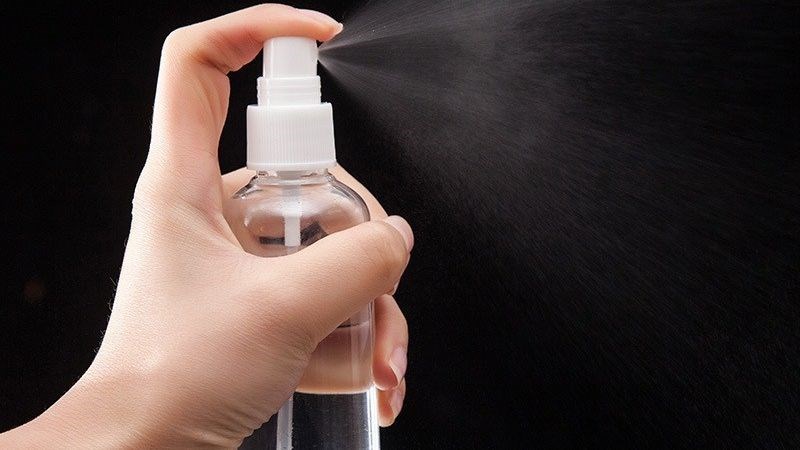 Xịt khoáng thường được bán dưới dạng chai phun sương Xịt khoáng thường được bán dưới dạng chai phun sương