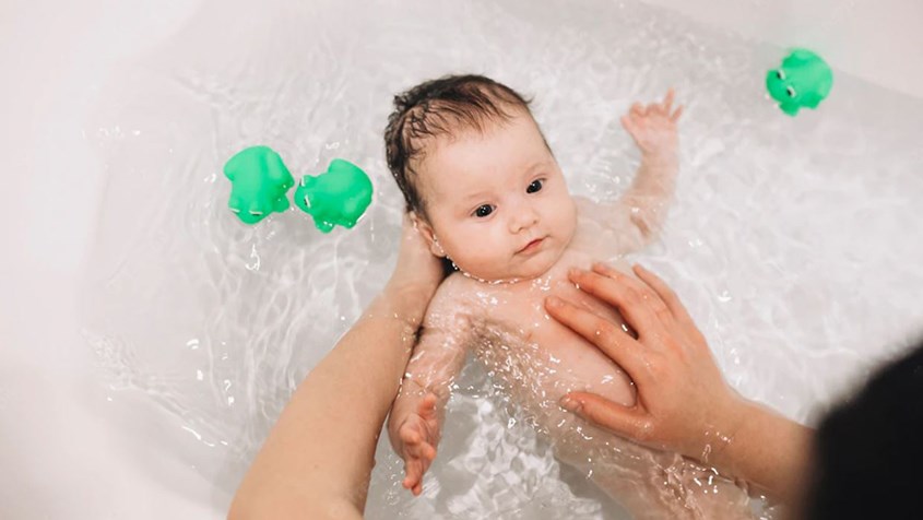 Trò chuyện với trẻ thường xuyên giúp trẻ phát triển ngôn ngữ.