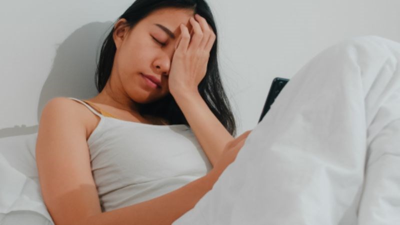 Ngủ không sâu giấc khiến cơ thể uể ỏi, dễ cáu gắt