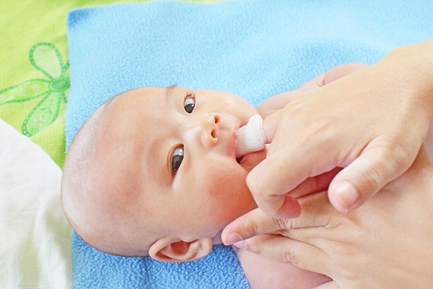 Vì sao trẻ 3 tháng tuổi hay chảy nước miếng vệ sinh răng miệng cho trẻ đúng cách để hạn chế tình trạng viêm nhiễm