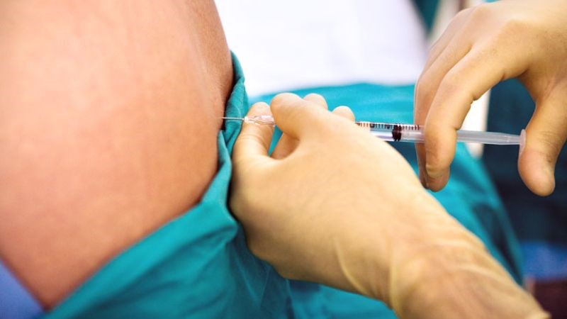 Corticosteroid tiêm tại chỗ giúp giảm các triệu chứng gây bùng phát viêm khớp và giảm tình trạng đau
