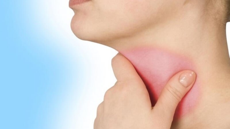 Viêm thanh quản gây khàn giọng, đau họng hoặc thậm chí mất giọng