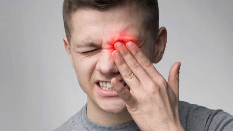 Nếu bạn đang bị đau mắt nghiêm trọng và gặp các vấn đề về thị lực, hãy tìm kiếm sự chăm sóc y tế ngay lập tức. Đến gặp bác sĩ ngay nếu bạn cảm thấy đau mắt dữ dội