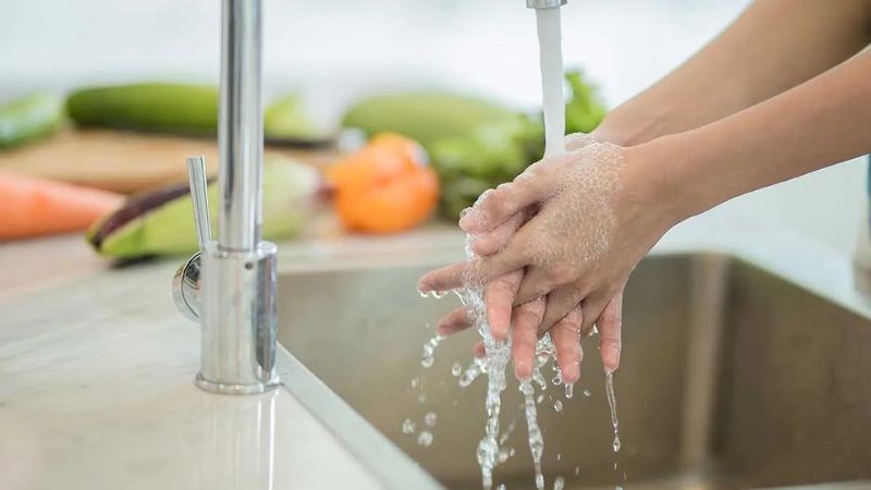 Rửa tay sạch sẽ trước khi ăn và trước khi chạm tay lên mắt Rửa tay sạch và tránh chạm tay lên mắt giúp phòng ngừa viêm màng bồ đào