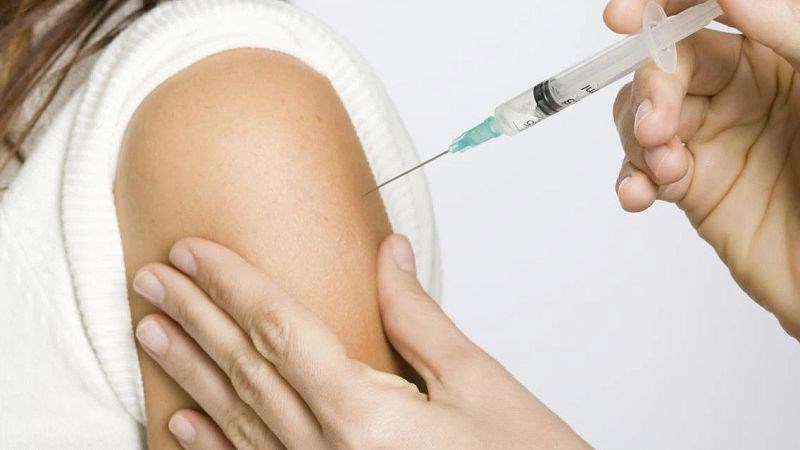 Tác dụng phụ thường gặp khi tiêm vaccine là đau nhức hoặc sưng đỏ tại vị trí tiêm