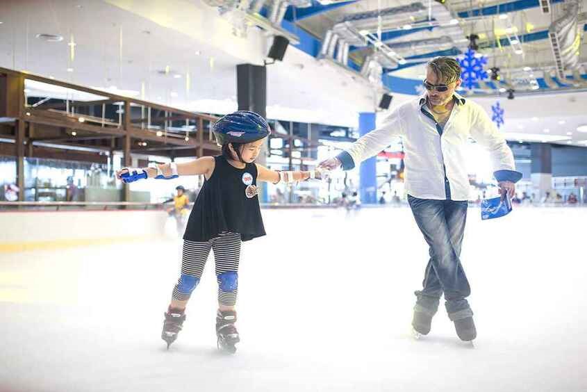 Địa điểm này có nhà băng, thuận lợi cho gia đình tập luyện môn trượt băng.