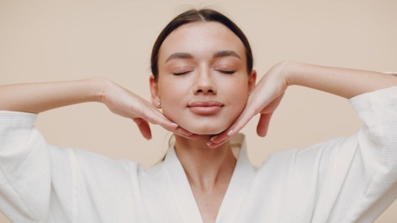 Vitamin E là một chất chống oxy hóa hỗ trợ tái tạo và trẻ hóa da