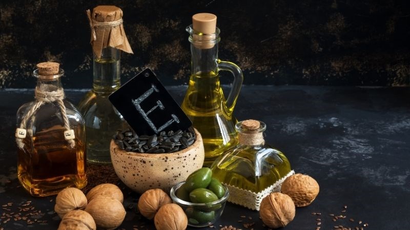 Vitamin E ở dạng tinh dầu có thể thoa trực tiếp lên mặt giúp làm sáng da