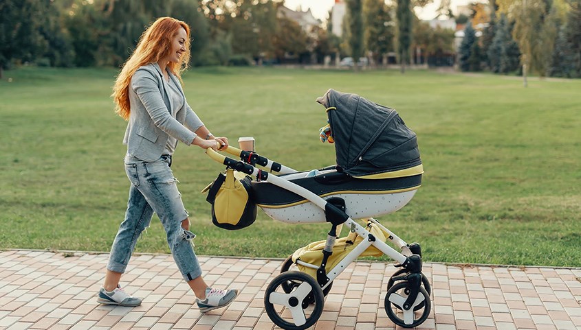 Xe đẩy có màn chắn nên bảo vệ bé khỏi các bụi bẩn bên ngoài