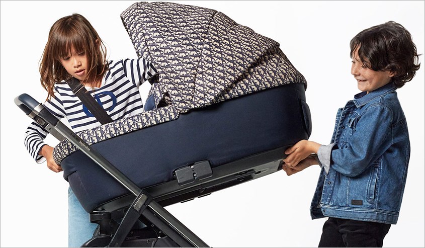 Xe đẩy em bé nặng và khó khăn khi di chuyển