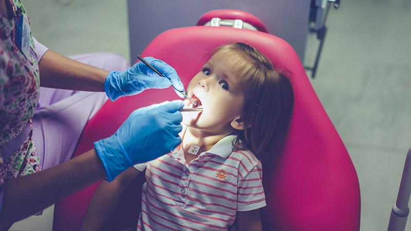 Các bậc phụ huynh nên đưa trẻ đi kiểm tra sức khỏe răng miệng định kì, đừng đợi đến khi gặp vấn đề mới tìm đến nha sĩ. Nguồn: Freepik.
