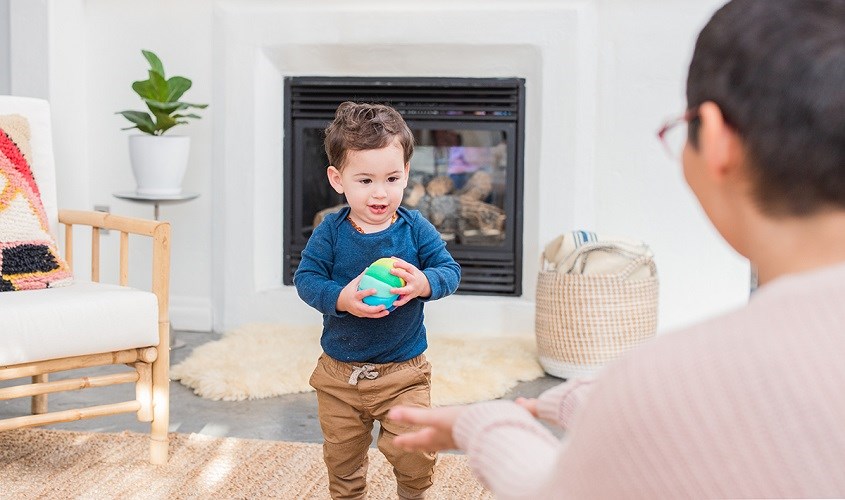 Trẻ được dạy khám phá cảm xúc sẽ giảm hành vi ném đồ. Nguồn ảnh: freepik 