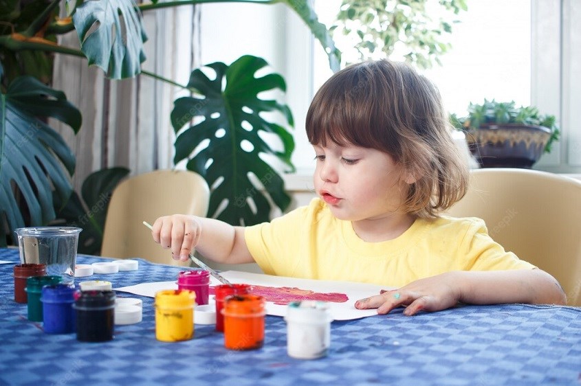 Nhuộm khăn giấy giúp trẻ làm quen với màu sắc. Nguồn ảnh: freepik 