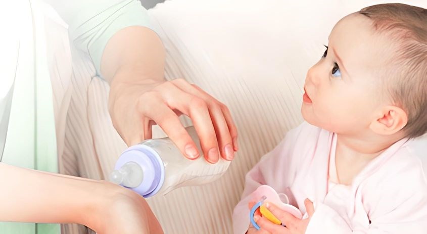 Kiểm tra nhiệt độ trước khi cho bé uống