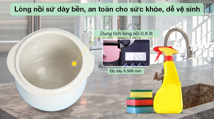 Lòng nồi nấu chậm Bear 0.8 lít DDZ-A08G2 làm bằng gốm sứ, nấu được khoảng 2 chén thức ăn, vừa đủ phục vụ 1 bữa ăn nhẹ cho trẻ em