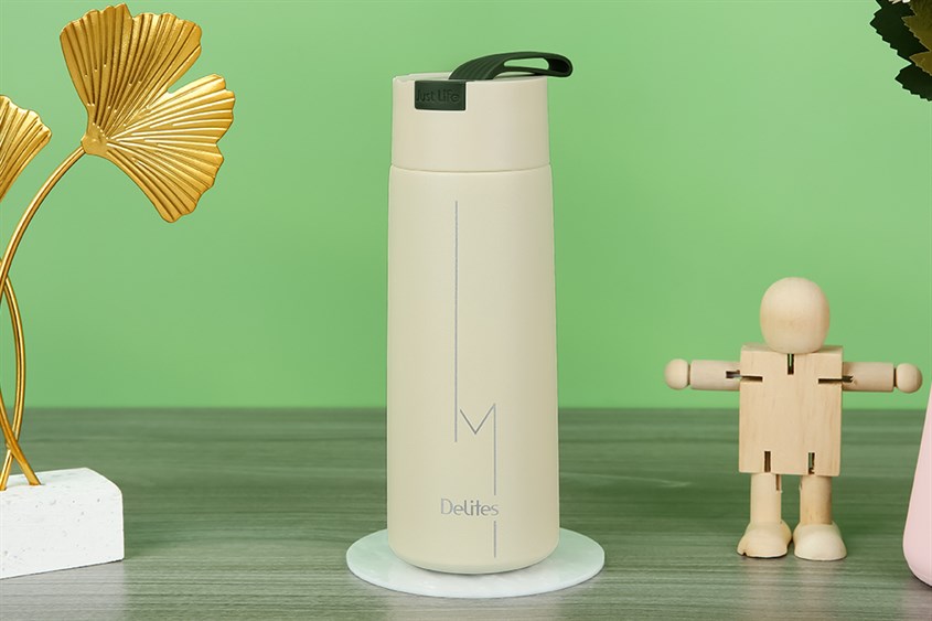 Bình giữ nhiệt inox 350 ml Delites K350B200 có lớp ngoài được cấu tạo từ inox 201 bền bỉ, lớp trong cùng inox 304 trữ thức uống an toàn, hạn chế gỉ sét