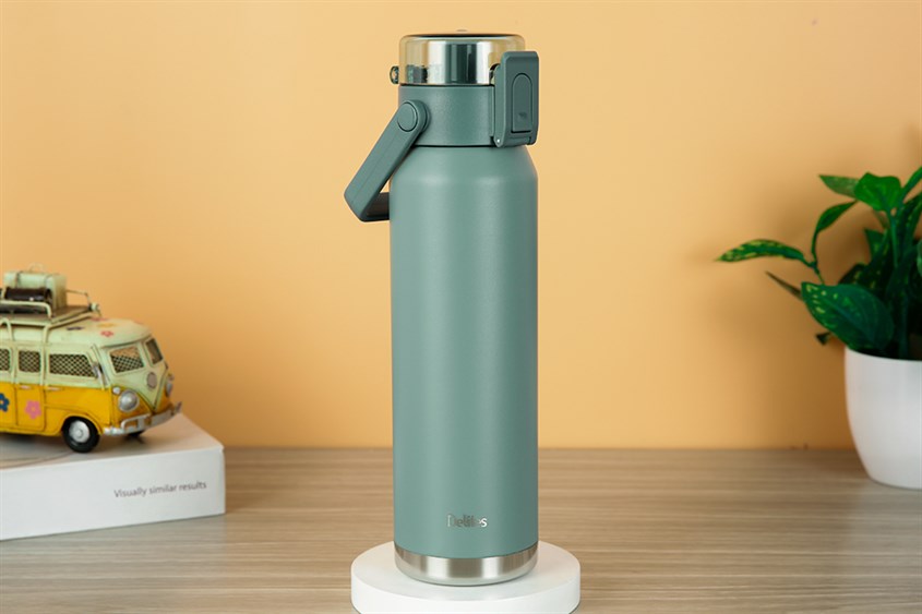 Bình giữ nhiệt inox 670 ml Delites XB-20109 được trang bị thêm lưới lọc trà và quai xách giúp sử dụng thuận tiện