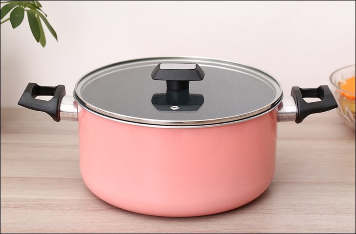 Lớp chống dính ceramic bền bỉ của nồi nhôm nắp kính 24 cm Kims Cook EARM524H Hồng giúp người dùng vệ sinh nồi dễ dàng hơn